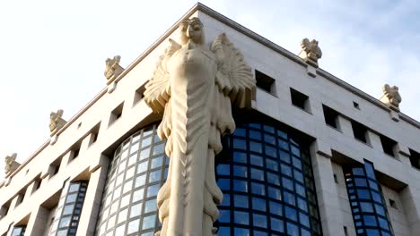 detail-on-the-statue-of-the-owl-representing-the-university,-Vienna-Austria