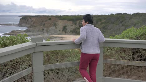 Mujer-disfrutando-de-la-vista-del-paisaje-de-playa-australiana