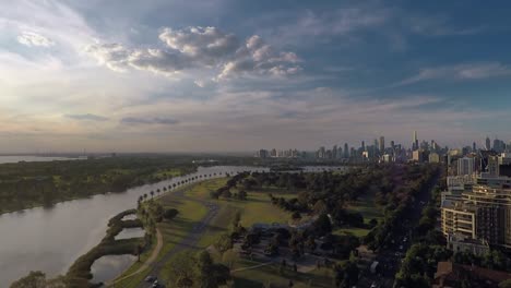 Sonnenuntergang-über-Albert-Park-und-Melbourne-City