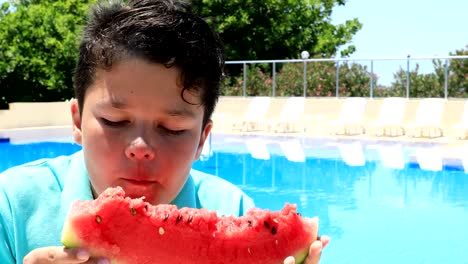 Kleiner-Junge-Wassermelone-Essen