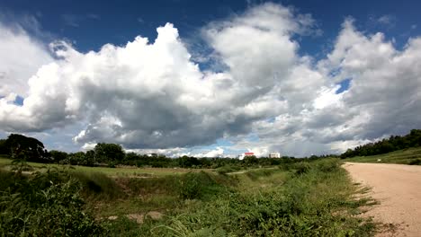 Timelapse-colorido-dramático-cielo-con-nubes-al-atardecer.