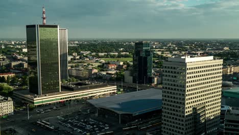 Centro-del-soleado-tiempo-lapso-de-la-ciudad-de-Varsovia-y-la-estación-central