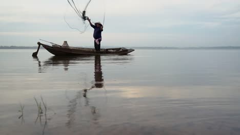 Los-pescadores-están-pescando-con-redes.