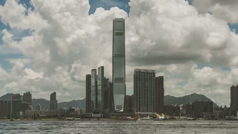 Hong-Kong-Wolkenkratzern-und-Wolken.