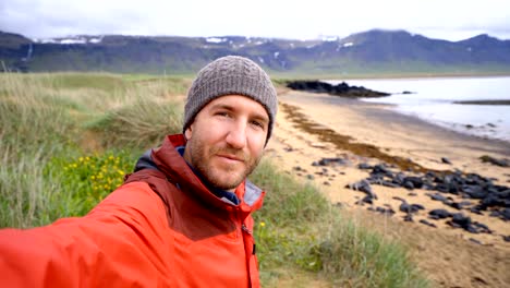 4K-Selfie-retrato-de-hombre-de-turista-en-la-situación-de-Islandia-en-la-playa