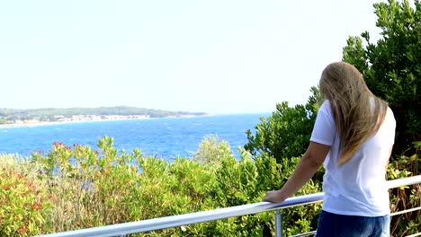 Frau-stehend-auf-Balkon