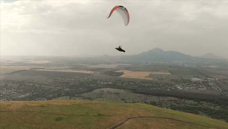 Atleta-paraglider-vuela-en-su-parapente-junto-a-las-golondrinas.-Seguimiento-desde-los-aviones-no-tripulados