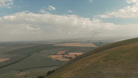 Atleta-paraglider-vuela-en-su-parapente-junto-a-las-golondrinas.-Seguimiento-desde-los-aviones-no-tripulados