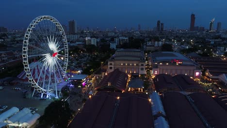 Bangkok,-Tailandia:-Vista-aérea-de-zánganos-en-el-Riverfront-el-Asiatique-y-Chao-Phraya-río-en-la-noche