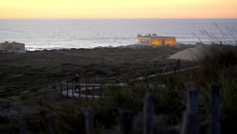 Praia-do-Guincho-Strand-und-Hotel-Fortaleza-an-einem-Sommertag-in-Sintra,-Portugal