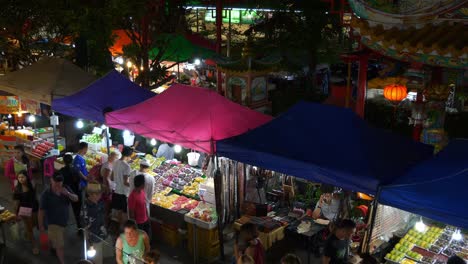 berühmte-Nacht-Zeit-Phuket-Insel-streetfood-Markt-auf-dem-Dach-slow-Motion-Panorama-4k-thailand