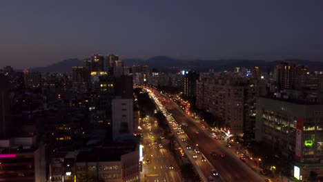 noche-de-Taiwán-iluminado-panorama-aéreo-de-los-calles-de-taipei-city-tráfico-4k