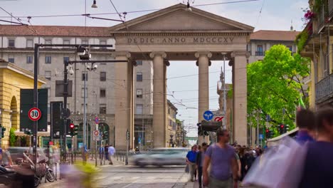 Italia-día-soleado-Milán-ciudad-famoso-tráfico-calle-porta-ticinese-panorama-4k-timelapse