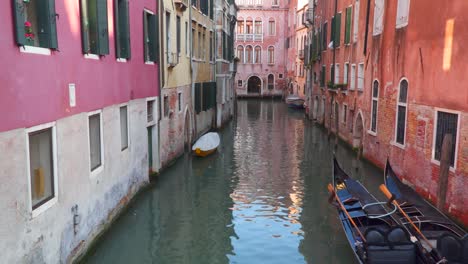 Canales-de-Venecia.-Góndolas-cerca-de-edificios