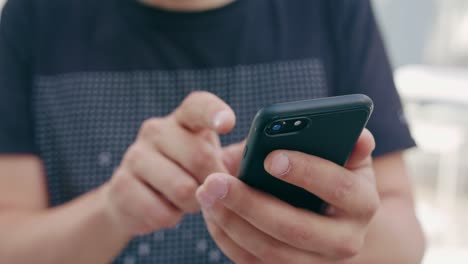 Hombre-joven-usando-el-teléfono-al-aire-libre