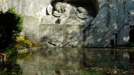 Famoso-monumento-del-León-(1820)-por-Bertel-Thorvaldsen,-Lucerna,-Suiza