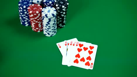 Royal-Flush-Poker-Karten,-Showdown,-Spieler-zeigen-Gewinnhand,-Sieg