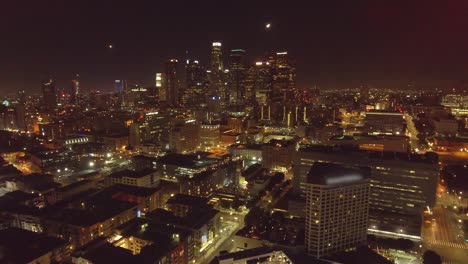 Toma-aérea-nocturna-de-la-ciudad-de-Los-Angeles,-CA