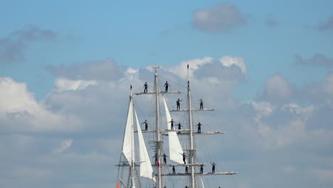 Segler-auf-den-Masten-der-eine-alte-Giebel-auf-der-Abfahrt-aus-dem-Hafen-von-Bordeaux