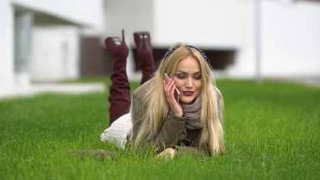 beautiful-blonde-girl-walking-in-the-park