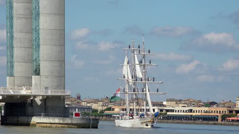 Segler-auf-den-Masten-der-eine-alte-Giebel-auf-der-Abfahrt-aus-dem-Hafen-von-Bordeaux