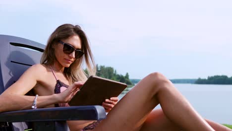 Eine-schlanke-junge-Brünette-im-Urlaub-veröffentlicht-ihre-Fotos-in-einem-Badeanzug-in-sozialen-Netzwerken