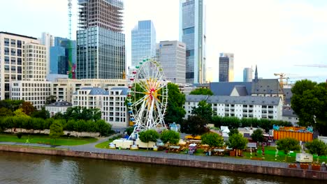 Luftaufnahme-der-Business-Area-in-der-Frankfurter-City-mit-Wolkenkratzern