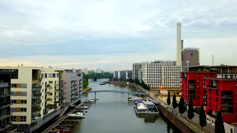 Luftaufnahme-der-Stadt-Frankfurt-mit-Fluss-und-Wolkenkratzer-bei-Sonnenaufgang