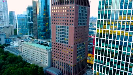 Luftaufnahme-der-Business-Area-in-der-Frankfurter-City-mit-Wolkenkratzern