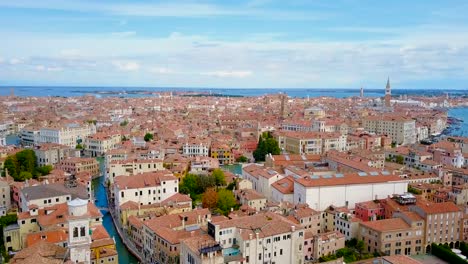 Luftaufnahme-des-Canal-Grande-Venedig-mit-Booten-und-Gebäuden,-Italien.