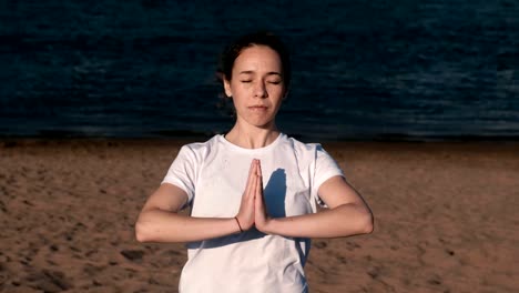 Frau,-dehnen,-Yoga-am-Strand-am-Fluss-in-der-Stadt.-Blick-auf-die-schöne-Stadt.-Namaste-Pose.