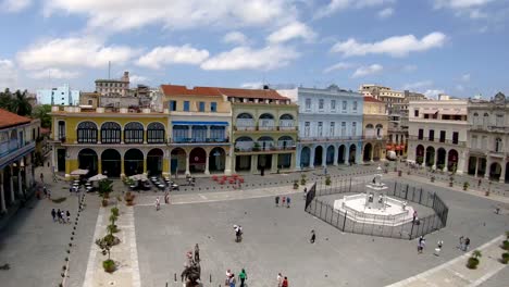 Plaza-Vieja-en-la-Habana-Cuba