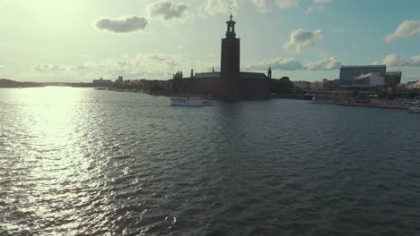 Drohne-Schuss-von-Stockholm-City-Hall-und-Fähre-Boot