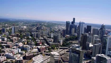 Paisaje-urbano-de-Helicpter-épica-sobre-los-rascacielos-de-Seattle-y-Mt-Rainier