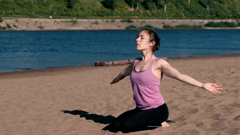 Frau,-dehnen,-Yoga-am-Strand-am-Fluss-in-der-Stadt.-Blick-auf-die-schöne-Stadt.-Atemübung.