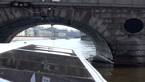 The-motor-ship-passes-under-the-arch-of-the-"Laundry"-bridge