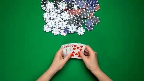 Royal-Flush-Kombination-im-Poker-Spieler-gewinnen,-Strategie,-Glücksspiel,-Ansicht-von-oben