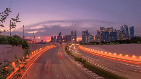 Zeitraffer-Clip-von-Singapur-Stadtverkehr-entlang-der-Autobahn-bei-Sonnenuntergang