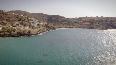 Vista-aérea-de-grandes-villas-blancas-frente-a-la-playa-en-Ydroussa,-isla-de-Andros.