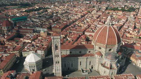 Luftaufnahme-der-Stadt-Florenz-und-Kathedrale-Santa-Maria-del-Fiore-4K-Drohne-Video