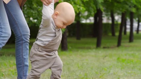 Mutter,-Baby,-die-ersten-Schritte-helfen