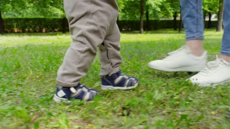 Nicht-erkennbare-Baby-lernen,-Spaziergang-im-Park