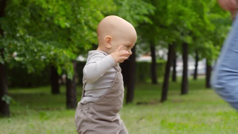 Baby-Boy-Trippeln-im-Park