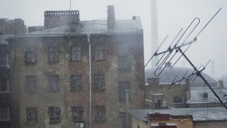 Snow-flakes-cowers-the-old-building.