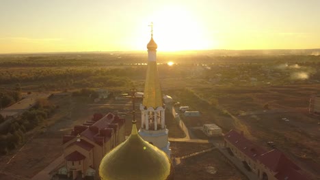 antena-oro-precioso-y-blanco-iglesia-al-atardecer-contra-el-horizonte-increíble