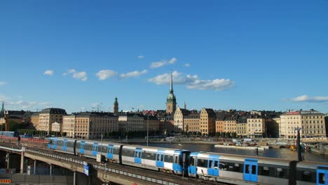 Ansicht-der-Stadt-Züge-und-Altstadt,-Stockholm