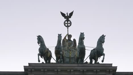 Zoom-in-Schuss-auf-die-Quadriga-auf-dem-Brandenburger-Tor-in-berlin