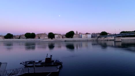 Noches-de-verano-hermosa-en-el-río-francés-Rhone-en-la-ciudad-de-Arles.-Lapso-de-tiempo.