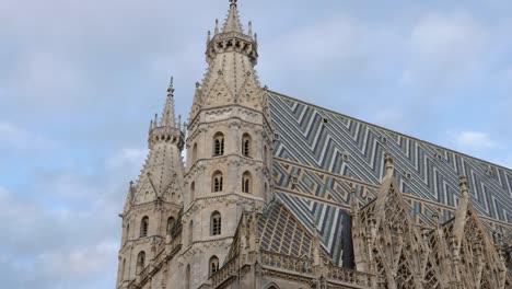 Incline-hacia-abajo-de-la-toma-de-la-Catedral-de-San-Esteban-en-Viena,-austria