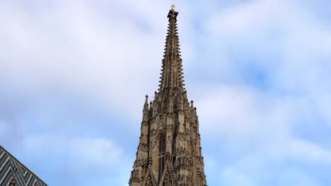 Incline-hacia-abajo-el-clip-del-campanario-de-la-Catedral-de-San-Esteban-en-Viena